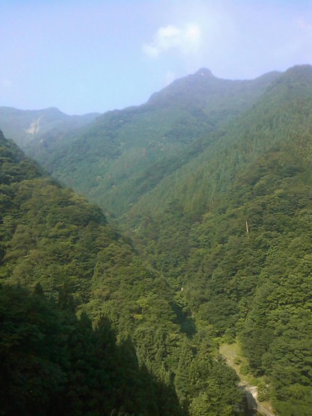 天然水が創られる山々