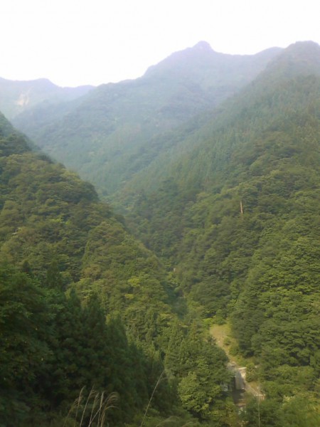 天然水が創られる山々