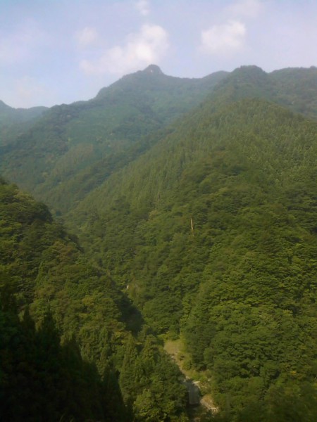 天然水が創られる山々