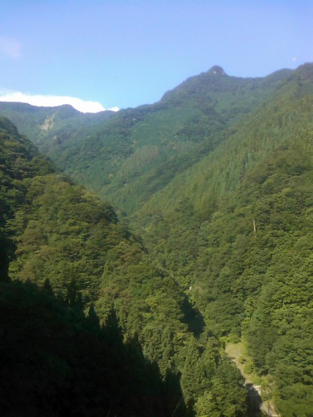 天然水が創られる山々