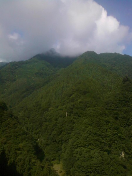 天然水が創られる山々