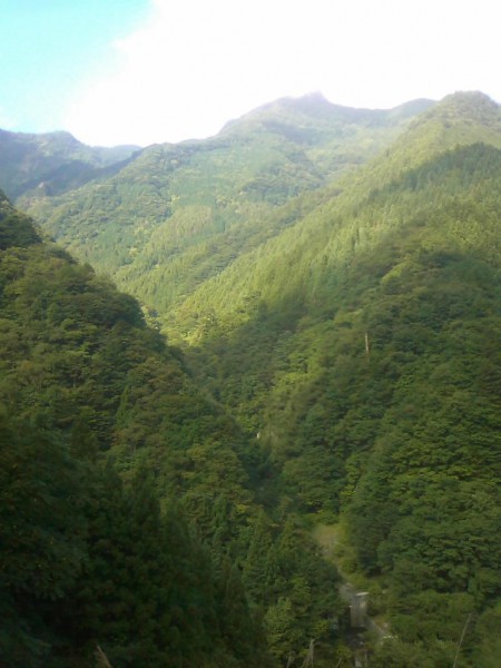 天然水が創られる山々