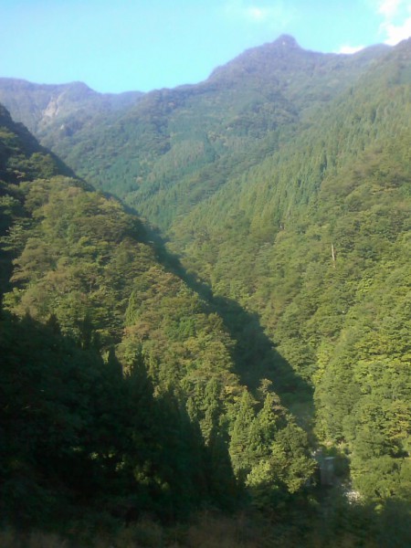 天然水が創られる山々