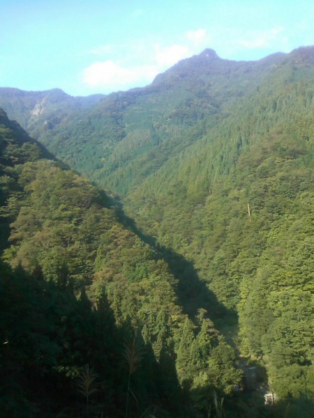 天然水が創られる山々