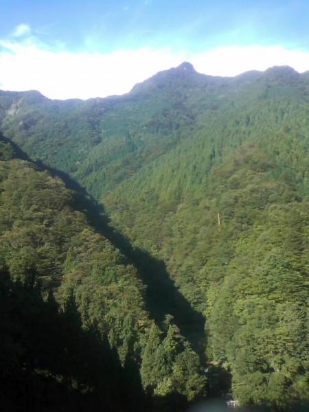 天然水が創られる山々