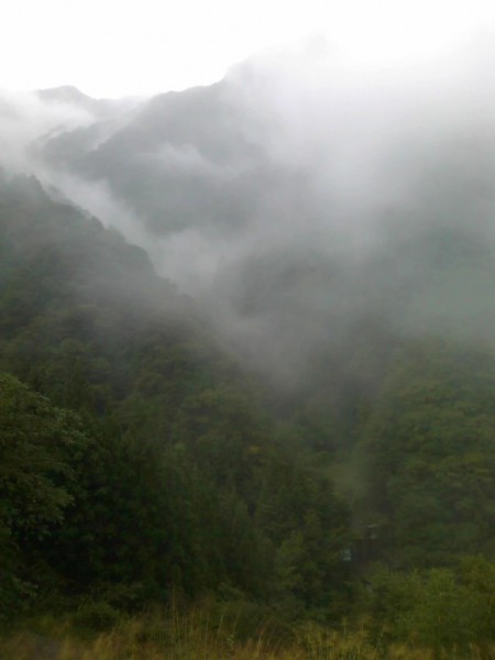 天然水が創られる山々