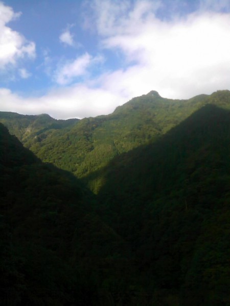 天然水が創られる山々