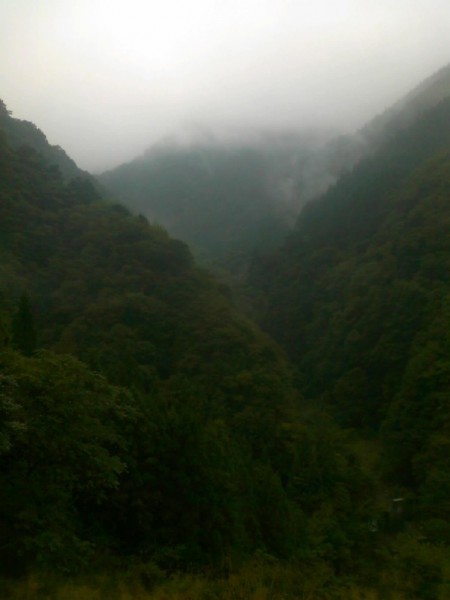 天然水が創られる山々