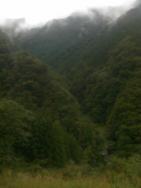 天然水が創られる山々