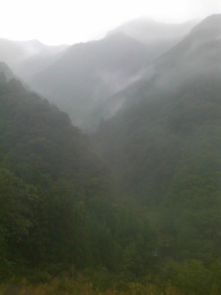 天然水が創られる山々