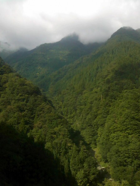 天然水が創られる山々