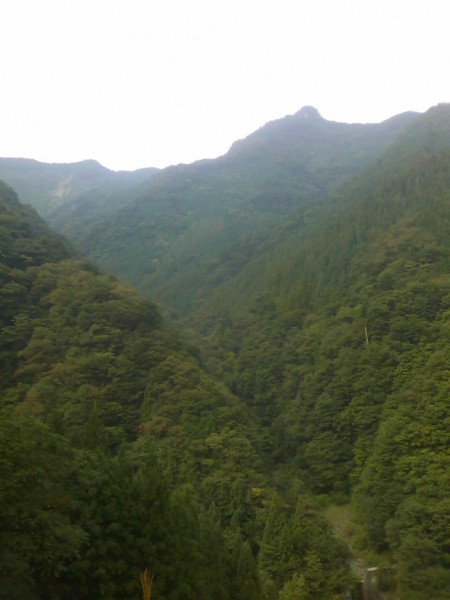 天然水が創られる山々