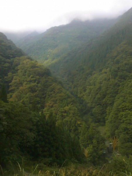 天然水が創られる山々