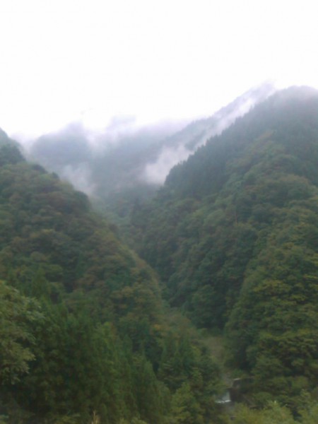 天然水が創られる山々