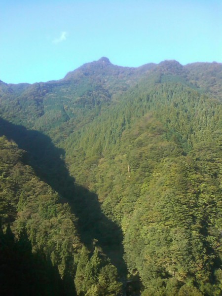 天然水が創られる山々