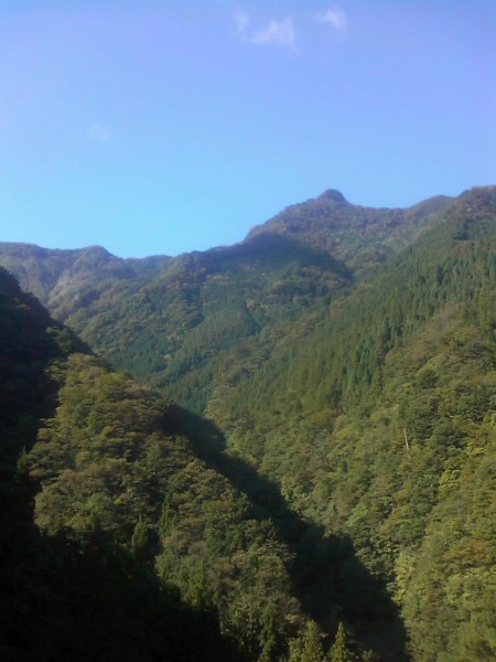 天然水が創られる山々