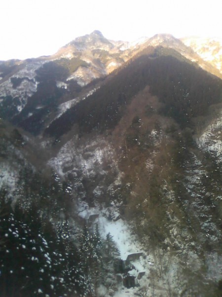 天然水が創られる山々