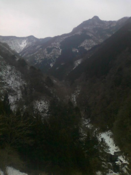 天然水が創られる山々