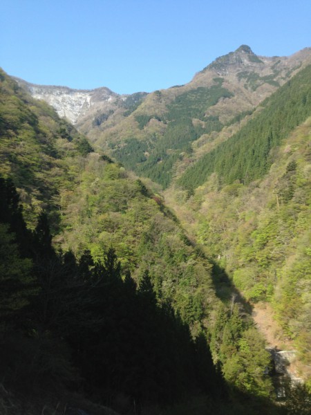 天然水が創られる山々