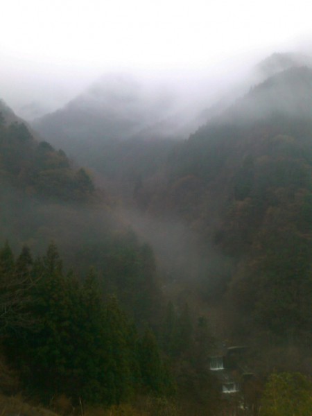 天然水が創られる山々